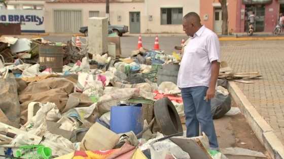 Lixo foi retirado por voluntários durante um dia de trabalho na região de Cáceres.