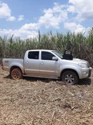 Os criminosos estavam com uma caminhonete Hilux, prata, que havia sido roubada em Guarantã do Norte na última sexta-feira (26).