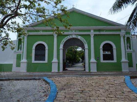 Secretaria de Obras realizou força-tarefa para limpeza dos cemitérios municipais.