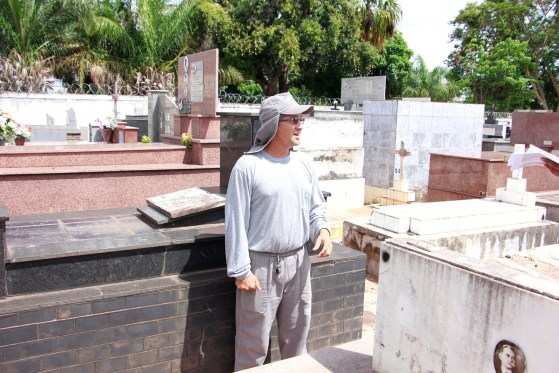 Coveiro Sílvio Lourenço trabalha há 6 anos no Cemitério da Piedade