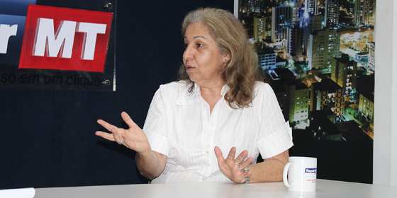 Filomena Maria de Arruda Monteiro,  professora doutora em Educação da UFMT, na bancada do RepórterMT.
