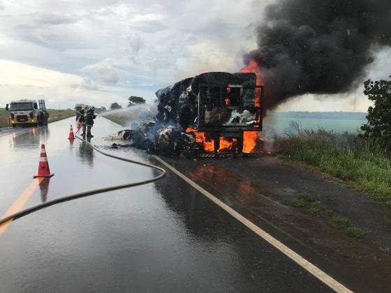 O motorista ainda conseguiu desengatar a cabine da carroceria antes do fogo tomar conta da carga.