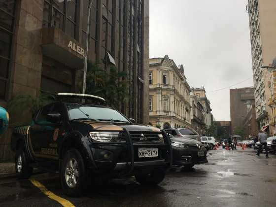 A Polícia Federal prendeu 20 pessoas em um desdobramento da Operação Lava Jato na manhã desta quinta-feira (8).