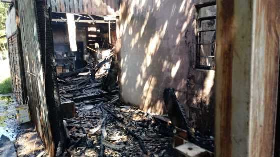 Barracão da empresa de portões eletrônicos ficou completamente destruído pelo fogo.
