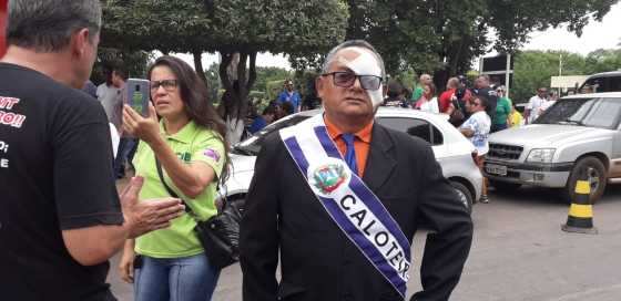 Professor Francisco Santino fez protesto contra o governador Pedro Taques.