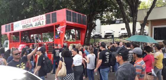 Servidores em protesto no Centro Político Administrativo pelo pagamento da RGA.