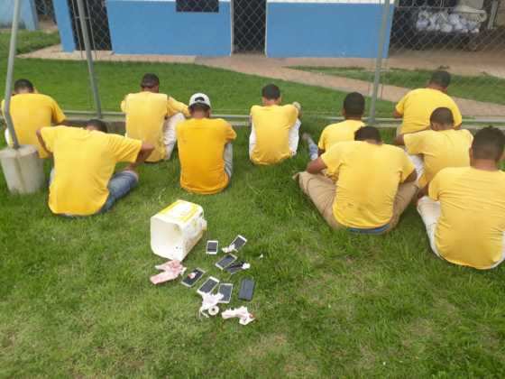 Parte dos 40 aparelhos estavam com os detentos