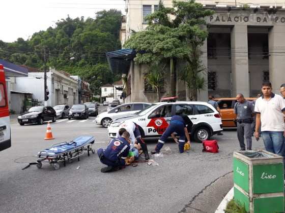 Homem é atropelado após ser jogado na frente de caminhão durante briga com travesti em Santos, SP.