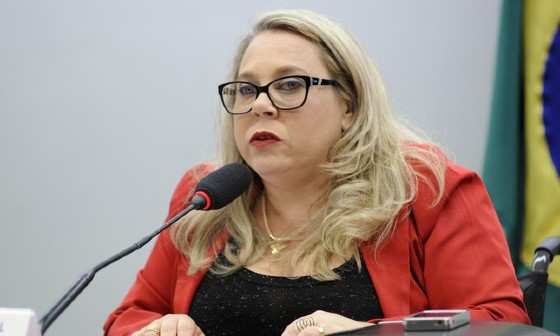 Deputada Rosinha da Adefal (Avante-AL) quer proibir temas sobre sexo para adolescentes.