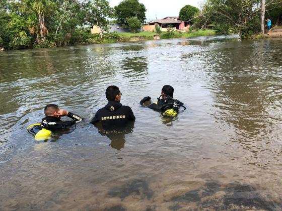O corpo estava no mesmo local do afogamento, porém, o militares tiveram dificuldades na localização.
