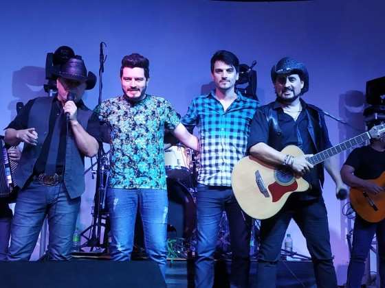 Rodrigo e Adriel realizaram sonho de cantar com ídolos 