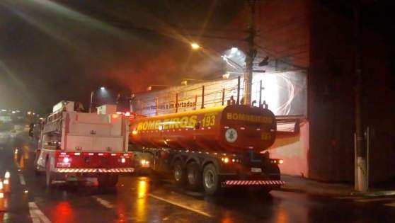 Bombeiros trabalharam durante toda madrugada para conter as chamas