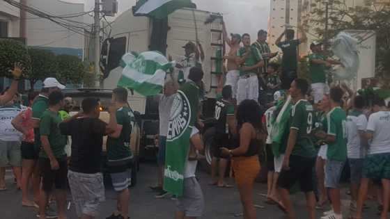 Torcedores fizeram a festa na Avenida Getúlio Vargas após vitória do Palmeiras.