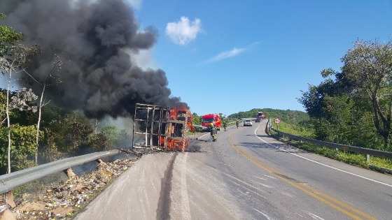 O motorista da Scânia perdeu o controle da direção em uma curva da Serra do Mangaval .