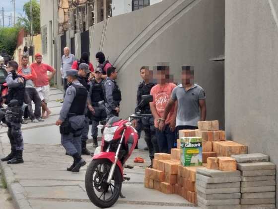 Policias trocaram tiros com bandidos dentro de uma casa no bairro Araés