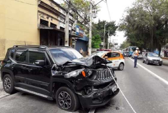 Carro roubado utilizado pelos criminosos no momento da fuga