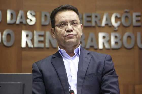 O presidente da Assembleia, Eduardo Botelho, disse que os parlamentares podem interromper o recesso de início de ano para votar propostas de Mendes.