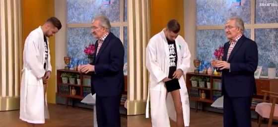 As imagens, que mostram nitidamente os testículos do rapaz e o médico apalpando o mesmo.