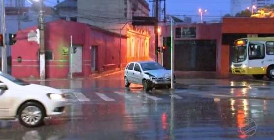 Carro batido pelos bandidos na Prainha