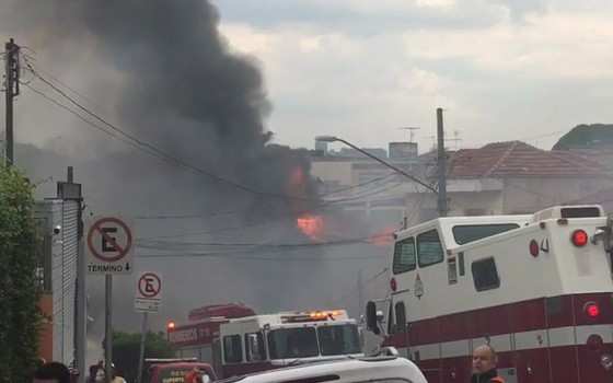 Fogo após queda de aeronave na Zona Norte de São Paulo