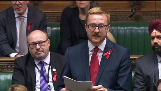 Parlamentar Lloyd Russell-Moyle revela ter o vírus HIV em discurso no Parlamento Britânico.