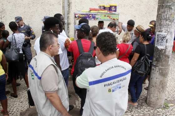 Fiscais atuam na retirada dos ambulantes no Centro da Capital