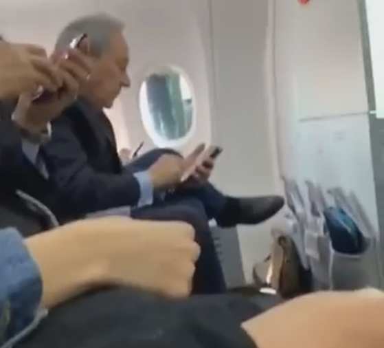 Ministro do STF Ricardo Lewandowski durante voo entre Congonhas e Brasília.