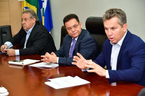 Romoaldo Júnior (à esquerda), Eduardo Botelho (centro) e Mauro Mendes.