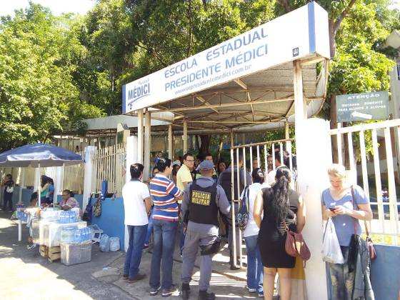 Candidatos se aglomeraram em frente ao colégio Presidente Médice em busca de respostas no período da manhã.