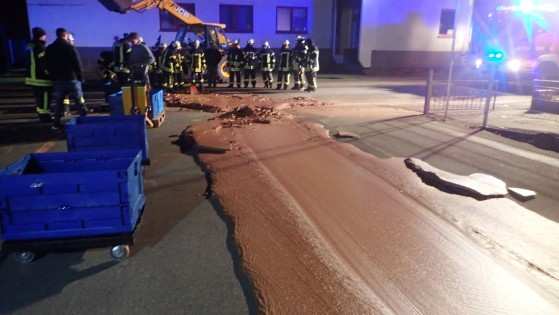 Imagem obtida nas redes soaciais mostra rua na Alemanha que ficou coberta com chocolate após alimento vazar de fábrica