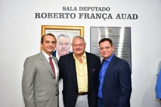 Roberto França recebeu homenagem nesta quinta na ALMT