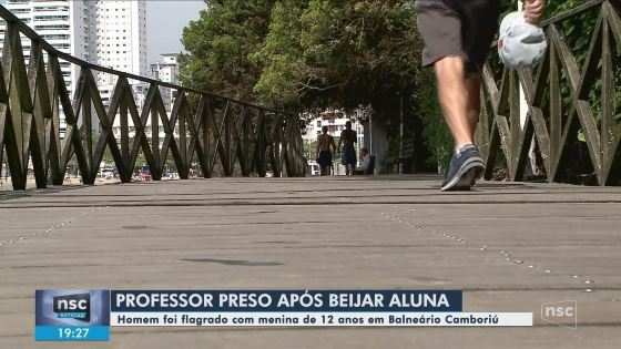 Professor de 41 anos é preso ao beijar aluna de 12 anos em praia de Balneário Camboriú.