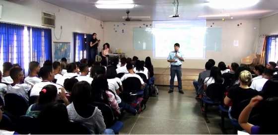 Promotor dando aula sobre combate à corrupção em escola pública de Mato Grosso