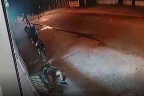 Imagens mostram policial, com a arma, e vítima caída, após ser baleada 