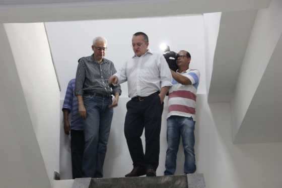 Governador Pedro Taques desce escada sem corrimão na sede administrativa do Adauto Botelho.