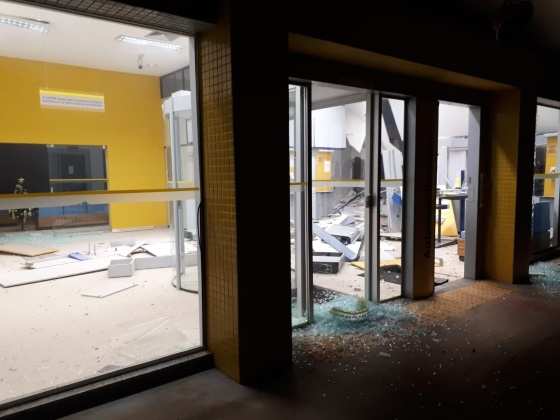 Imagens mostram agência que ficou completamente destruída após o ataque.