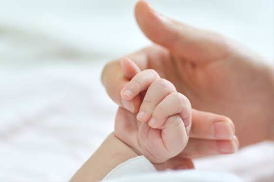 Receber carinho reduz sensação de dor em bebês.
