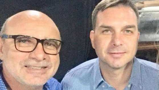 Fabrício Queiroz (à esquerda) e o deputado estadual Flávio Bolsonaro.