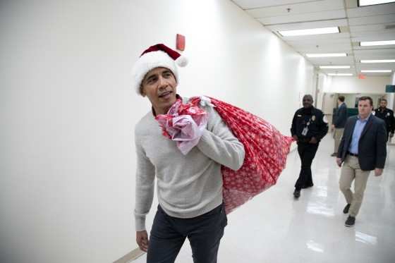 Barack Obama chega ao Hospital Infantil Nacional, em Washington, com presentes de Natal para distribuir aos pacientes