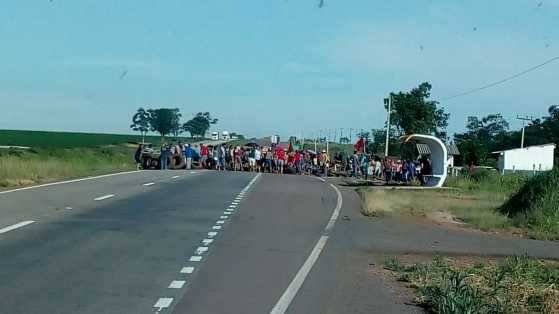 Pelo menos 200 manifestantes bloqueiam a BR-364 em Jaciara.