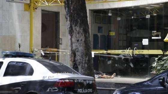 Homem é morto em frente à delegacia no Centro do Rio.