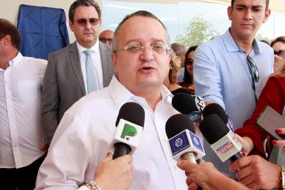O ex-governador Pedro Taques concorre à vaga no Senado