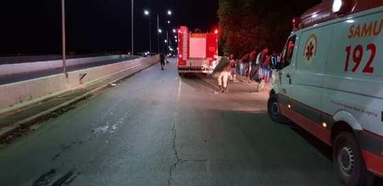 Mulher foi encontrada com vida depois de se jogar da ponte Júlio Muller.