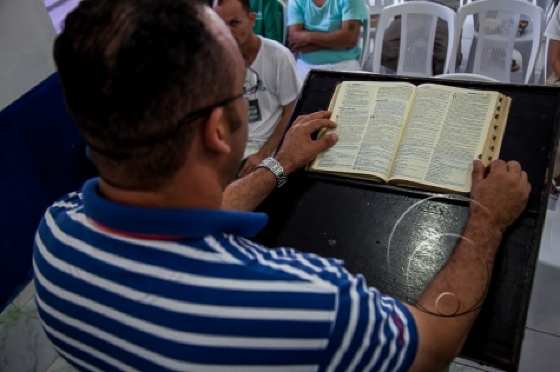 Menino Mau virou pastor na prisão e foi solto por bom comportamento.