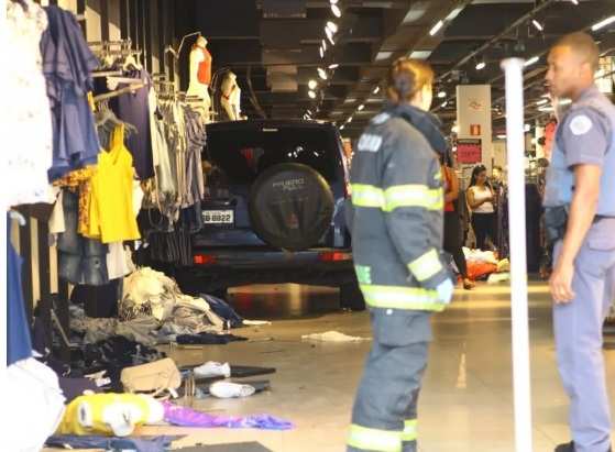 Carro invade loja Marisa e atinge duas pessoas, no Centro de Santos