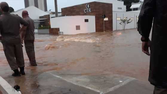 Parte de três casas do Bairro Dom Aquino desabou após chuva que atingiu a Capital nesta manhã.