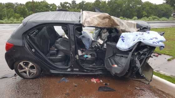 O carro dirigido pelo idoso ficou destruído.