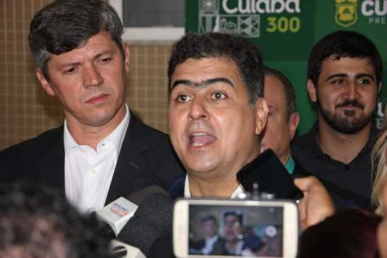 Emanuel em entrevista coletiva à imprensa durante a inauguração do Hospital Municipal de Cuiabá.
