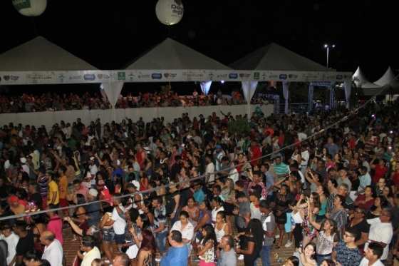 Na noite de domingo, de acordo com a prefeitura, Michel Teló cantou para milhares de cuiabanos.