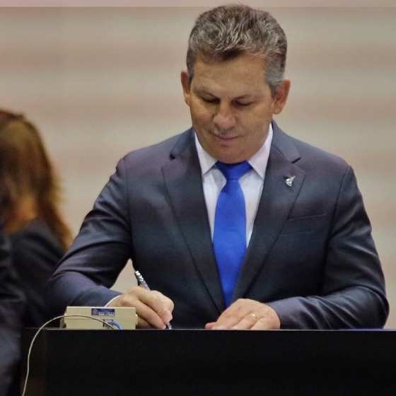 Mauro Mendes revogou decreto assinado por Pedro Taques em final de mandato.
